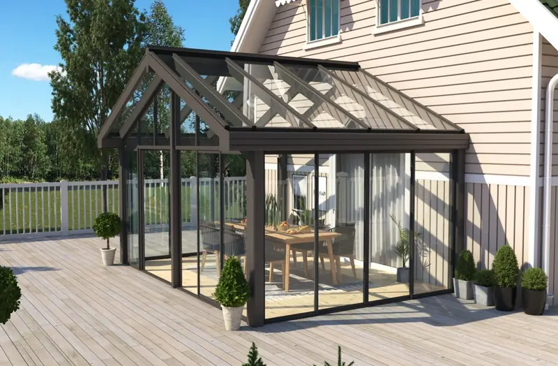 Modernt uterum med sadeltak och glaspartier på svensk villa