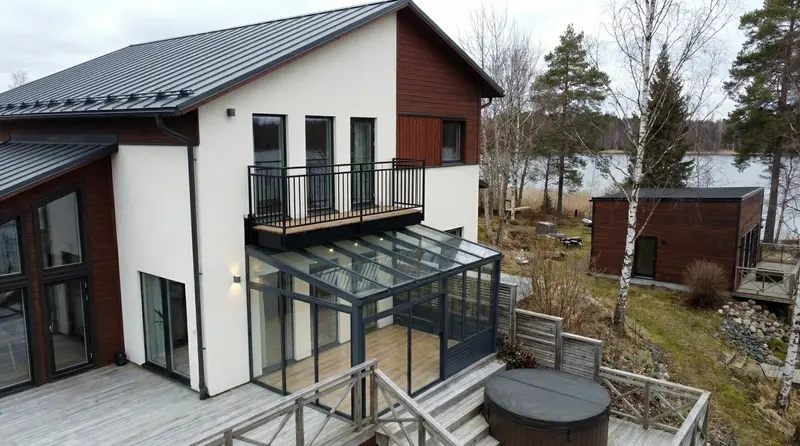 Drönarbild av villa med uterum